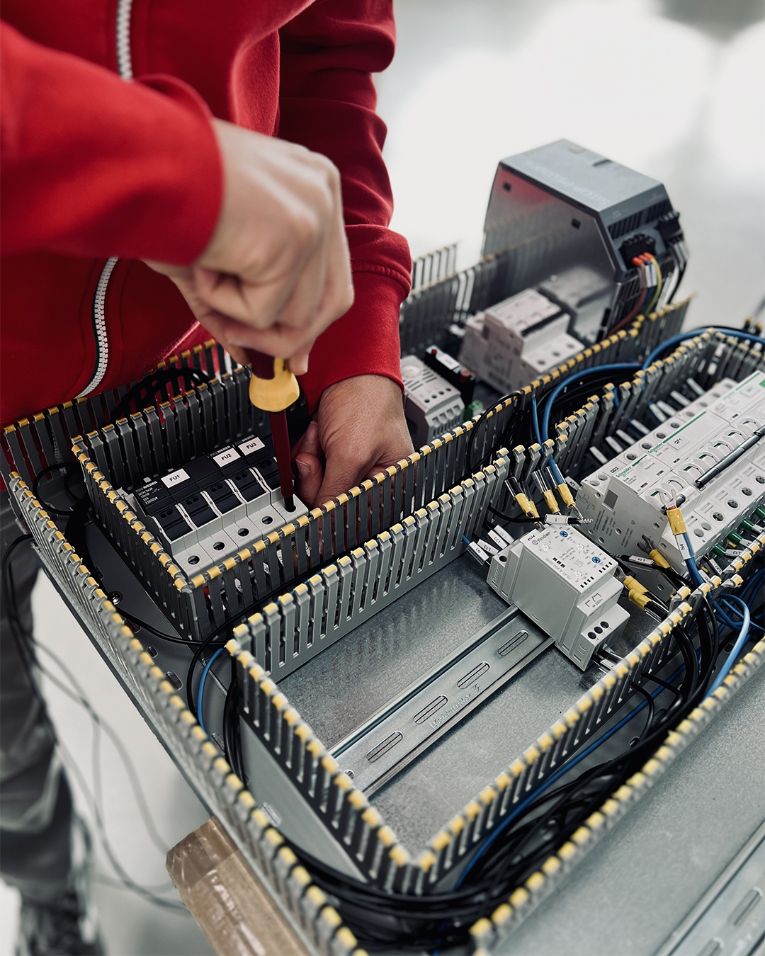 VS Engineering Automazione e Robotica_Settori-Team_1080x1350